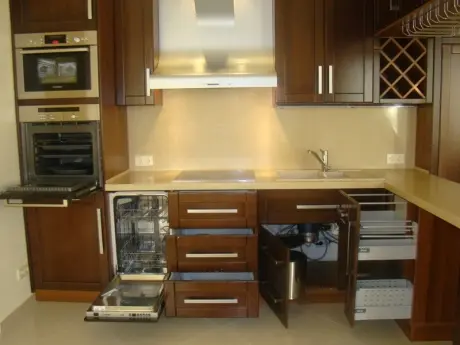 Bucătărie modernă cu electrocasnice complet încorporate în mobilier